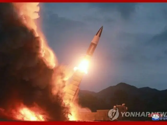 北朝鮮の朝鮮中央通信は１１日、金正恩（キム・ジョンウン）国務委員長（朝鮮労働党委員長）が１０日に「新兵器」の試射を視察したと報じた。１０日に東部の咸鏡南道・咸興付近から発射した飛翔（ひしょう）体を指すとみられる。同通信が公表した写真から、新