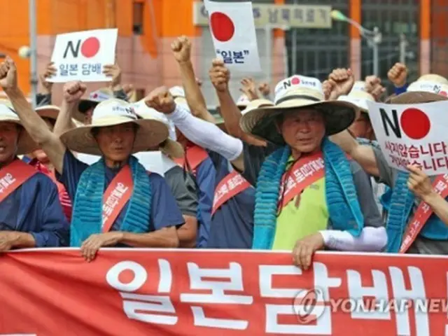 日本のたばこの不買運動を呼び掛ける韓国の葉タバコ農家の組合（資料写真）＝（聯合ニュース）