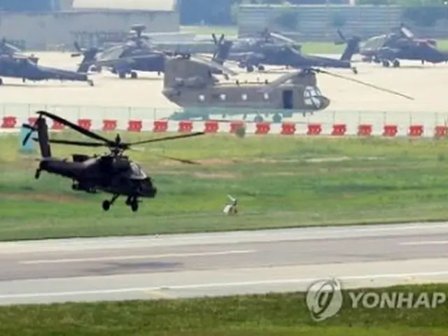 韓米合同軍事演習が始まった8月5日、ソウル南方の京畿道・平沢にある在韓米軍基地キャンプ・ハンフリーから離陸する攻撃ヘリコプターAH64（アパッチ）＝（聯合ニュース）