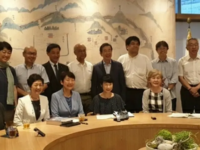ソウル市庁を訪れた日本の市民団体会員と記念撮影する朴市長（後列右から4人目）＝（聯合ニュース）