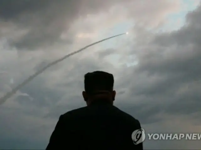 先月３１日に飛翔体の発射に立ち会った金正恩氏（朝鮮中央テレビ＝聯合ニュース）