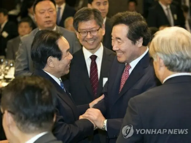 昨年１０月、ソウルで開かれた「韓日共同宣言」の２０周年記念式で握手を交わす李首相（右）と額賀氏（資料写真）＝（聯合ニュース）