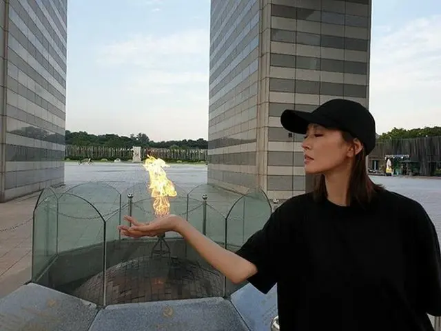 韓国女優キム・ソヨンが、美女のオーラあふれる彫刻のような横顔写真を公開して話題になっている。 （写真提供:OSEN）