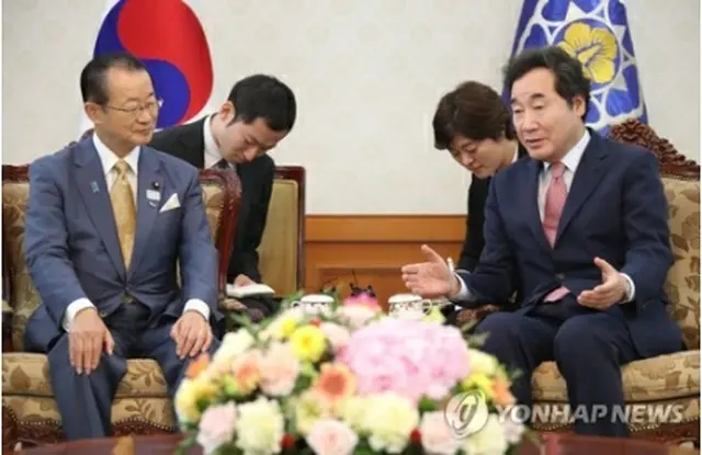 昨年10月、ソウルで面会した李首相（右）と河村氏（資料写真）＝（聯合ニュース）