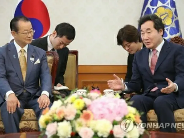 昨年10月、ソウルで面会した李首相（右）と河村氏（資料写真）＝（聯合ニュース）