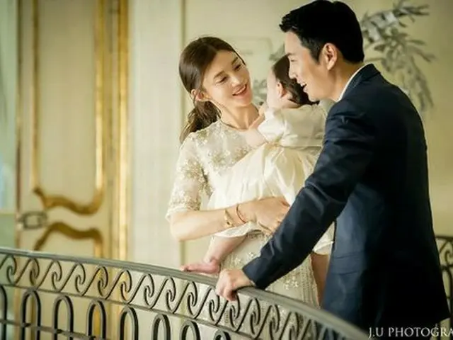 俳優チュ・サンウクと結婚した女優チェ・イェリョンが、愛娘のトルジャンチ（＝満1歳のお誕生日会）の写真を公開して話題になっている。（写真提供:OSEN）