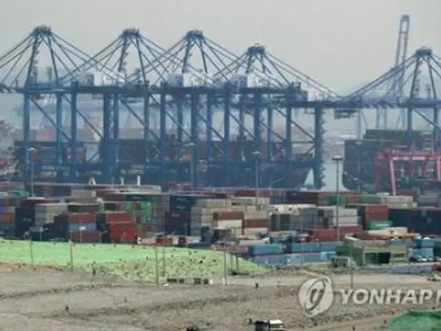 韓国の貿易港に積まれたコンテナ（資料写真）＝（聯合ニュース）