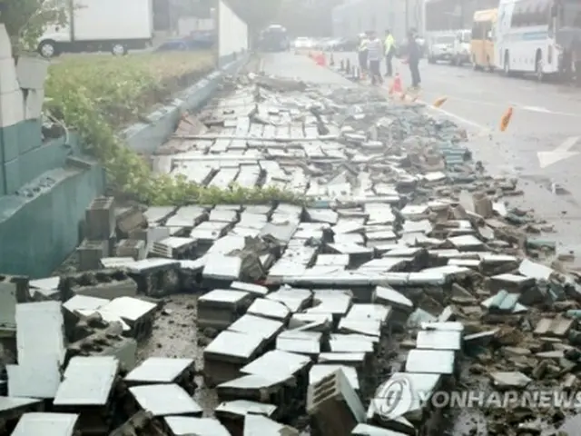 台風に伴う強風によって倒れた仁川市内にある建物の壁＝７日、仁川（聯合ニュース）