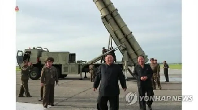 朝鮮中央テレビは８月２５日、金正恩（キム・ジョンウン）国務委員長（朝鮮労働党委員長）の立ち会いの下、超大型放射砲の発射実験を行ったと報じた＝（聯合ニュース）≪転載・転用禁止≫