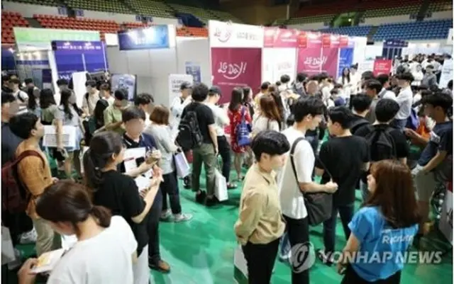 ３日、ソウルの漢陽大で行われた就業博覧会で企業の説明会を待つ求職者ら＝（聯合ニュース）