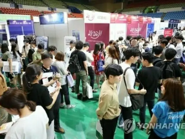 ３日、ソウルの漢陽大で行われた就業博覧会で企業の説明会を待つ求職者ら＝（聯合ニュース）