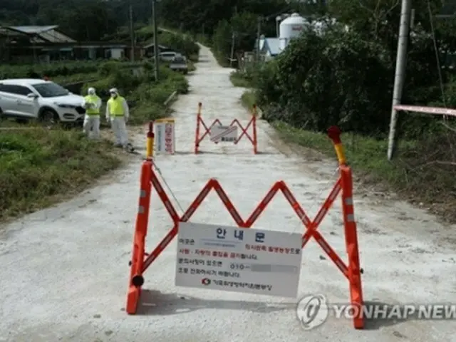 ソウル北方の京畿道坡州市内の養豚場でアフリカ豚コレラが発生し、外部からの人や車両の進入が制限されている＝１７、坡州（聯合ニュース）