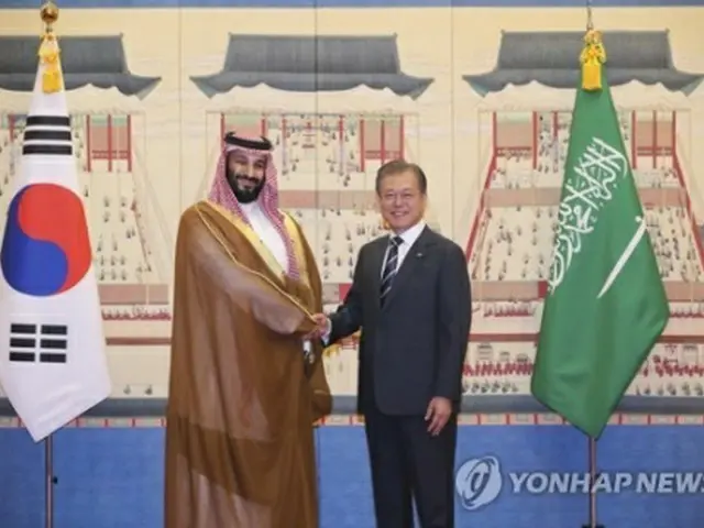 今年６月、文大統領（右）は韓国を初訪問したムハンマド皇太子と青瓦台で会談した＝（聯合ニュース）