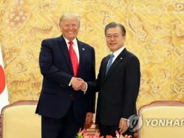 握手を交わす韓米首脳（資料写真）＝（聯合ニュース）