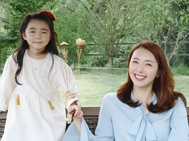 韓国女優ソ・イヒョンが、長女のハウンちゃんとの幸せなひとときを公開して話題になっている。（写真提供:OSEN）