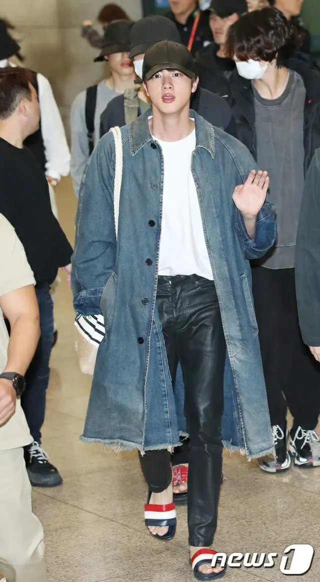 韓国ボーイズグループ「防弾少年団」JINが、私服を素敵に着こなすアイドル1位に選ばれた。（写真提供:news1）