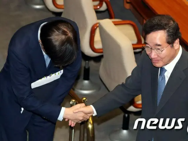 先月26日ソウル国会本会議場で、チョ法相がイ・ナクヨン首相に挨拶をしている（提供:news1）