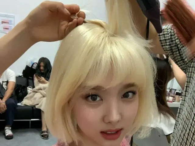 韓国ガールズグループ「TWICE」メンバーのナヨンが公開した写真が妖精のようにかわいすぎると話題になっている。（写真提供:OSEN）