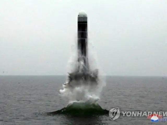 新型の潜水艦発射弾道ミサイル「北極星3型」の試射に成功したと、朝鮮中央通信が伝えた＝（朝鮮中央通信＝聯合ニュース）≪転載・転用禁止≫