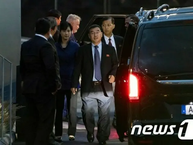キム・ミョンギル北朝鮮巡回大使などの北朝鮮代表団が3日（現地時間）ストックホルムの国際空港に到着、移動している（提供:news1）