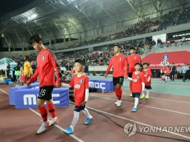 韓国代表はソウル郊外で行われた第2戦でスリランカに8―0で大勝した。入場する韓国選手=10日、京畿道・華城=（聯合ニュース）
