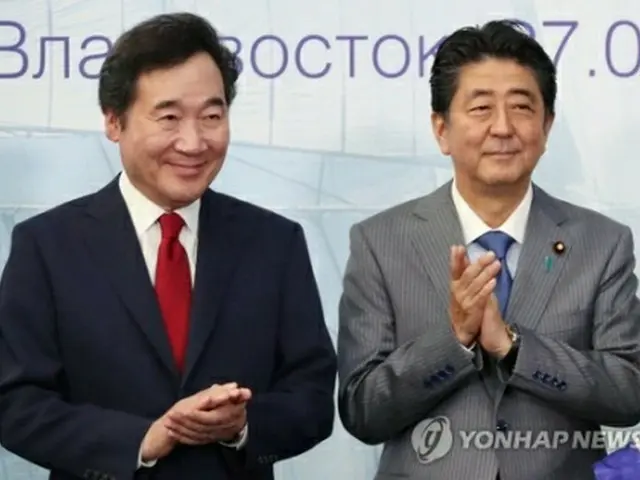 李氏（左）と安倍首相（資料写真）＝（聯合ニュース）