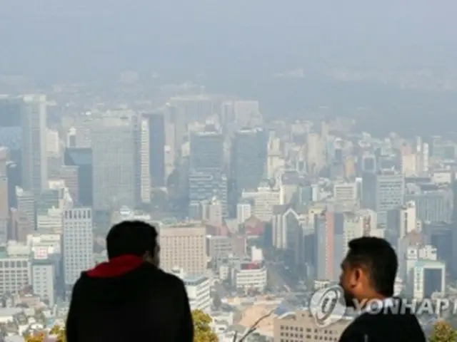 前日の２０日、ソウル市麻浦区から見た街と空は粒子状物質などのために白くかすんでいる=（聯合ニュース）