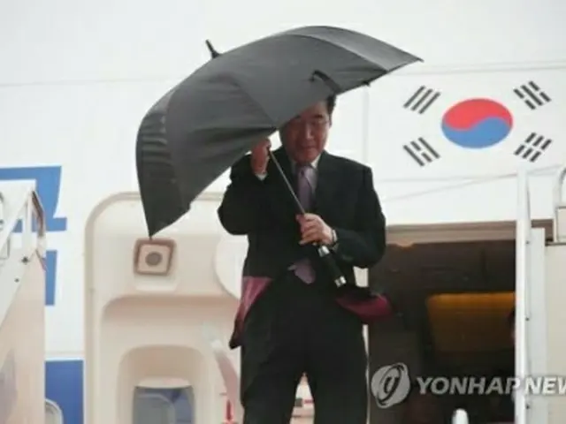 羽田空港に到着した李首相＝２２日、東京（聯合ニュース）
