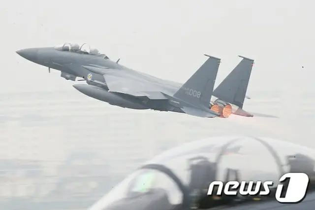 去る1日、韓国の“国軍の日”に開かれた行事でF-15K戦闘機が離陸している（提供:news1）