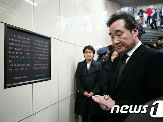 22日、イ・ナクヨン韓国首相が 故李秀賢さんの追悼碑を訪ねた（提供:news1）