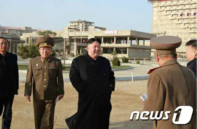 北朝鮮の金正恩（キム・ジョンウン）国務委員長が金剛山観光地区を視察し、韓国側の施設を韓国側と協議して撤去することを指示したと北朝鮮のメディアが23日、報道した。（提供:news1）