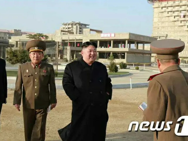 北朝鮮の金正恩（キム・ジョンウン）国務委員長が金剛山観光地区を視察し、韓国側の施設を韓国側と協議して撤去することを指示したと北朝鮮のメディアが23日、報道した。（提供:news1）