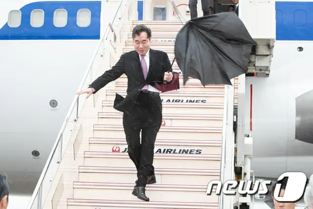 韓国ニュース番組、強風で傘壊れる韓国首相の”苦笑い”シーンを放送し話題に（画像提供:news1）