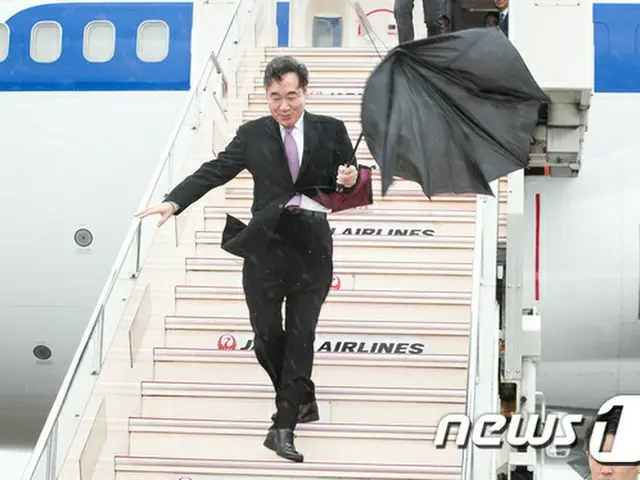 韓国ニュース番組、強風で傘壊れる韓国首相の”苦笑い”シーンを放送し話題に（画像提供:news1）