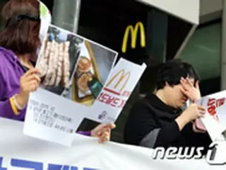 ”ハンバーガー病発症”女児の母親ら、マクドナルド前で糾弾デモ＝韓国