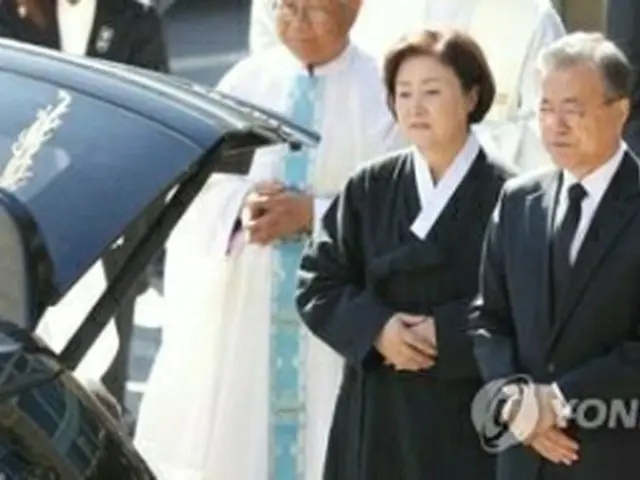 カンさんの出棺を見送る文大統領夫妻＝３１日、釜山（聯合ニュース）