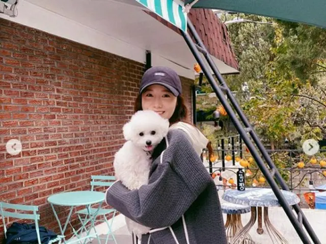 女優として活躍中の「少女時代」ユナが、愛犬を抱っこしてほほ笑む写真を公開した。（提供:news1）
