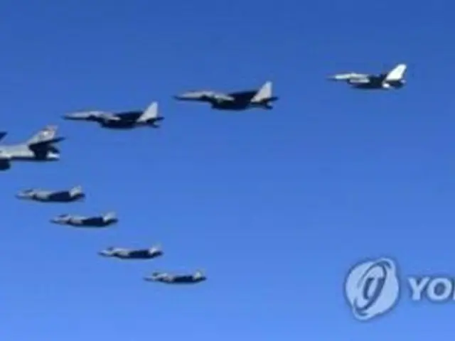 １７年１２月６日に実施されたビジラント・エースで、朝鮮半島上空を飛行する米戦略爆撃機Ｂ１Ｂなど両国の戦闘機（空軍提供）＝（聯合ニュース）