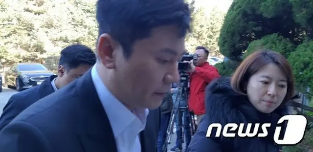 ヤン・ヒョンソク、“B.I麻薬投与揉み消し疑惑”で本日（11/9）足早に警察へ出頭、取材陣に容疑を認める（提供:news1）