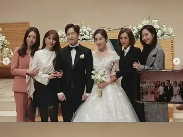 ユン・ウネが9日、ファン・バウル、カン・ミヨンの結婚式に出席した様子を公開した。（提供:OSEN）