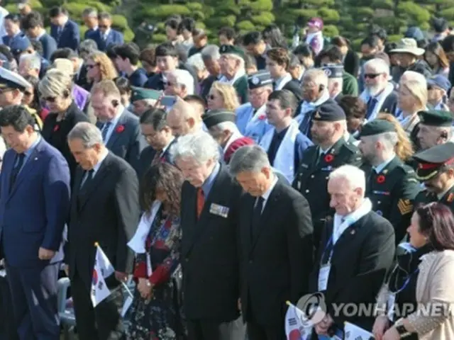 戦死者に黙とうをささげる参列者ら＝１１日、釜山（聯合ニュース）
