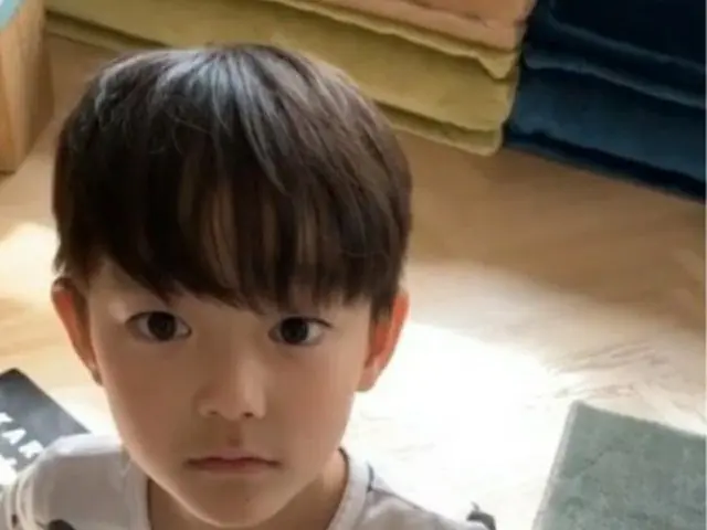 韓国俳優イ・ボムスの2人の子、ソウルちゃんとダウルくんも、ドラマ「椿咲く頃」にどっぷりハマっているという。（写真提供:OSEN）