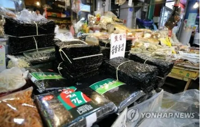 市場に並ぶ韓国産のノリ（資料写真）＝（聯合ニュース）