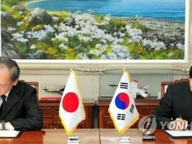 １６年１１月２３日、ソウルでＧＳＯＭＩＡに署名する韓民求（ハン・ミング）国防部長官（当時、右）と長嶺安政・駐韓日本大使（同部提供）＝（聯合ニュース）