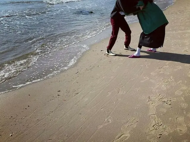 ヒョナ＆DAWN（イドン）、初々しいデートを公開、交際4年目のカップルが海辺で鬼ごっこ（提供:OSEN）