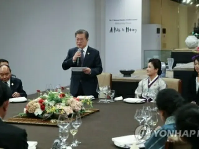 夕食会であいさつする文大統領＝２６日、釜山（聯合ニュース）
