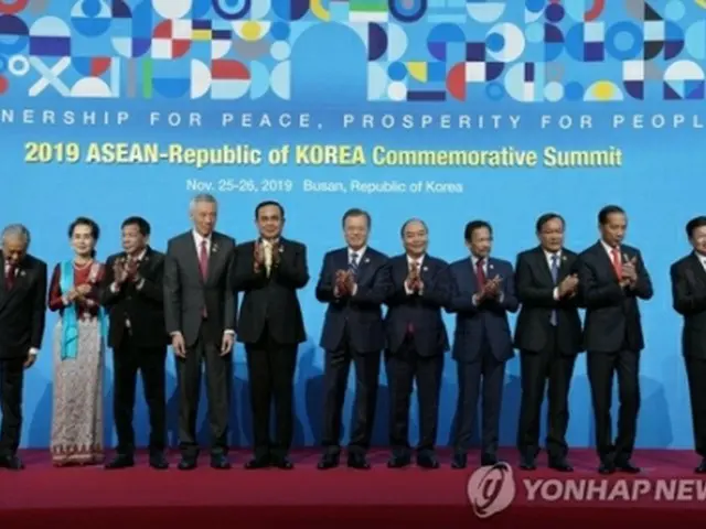 韓・ASEAN特別首脳会議で記念撮影を行う文大統領（中央）とASEAN加盟国の首脳＝26日、釜山（聯合ニュース）