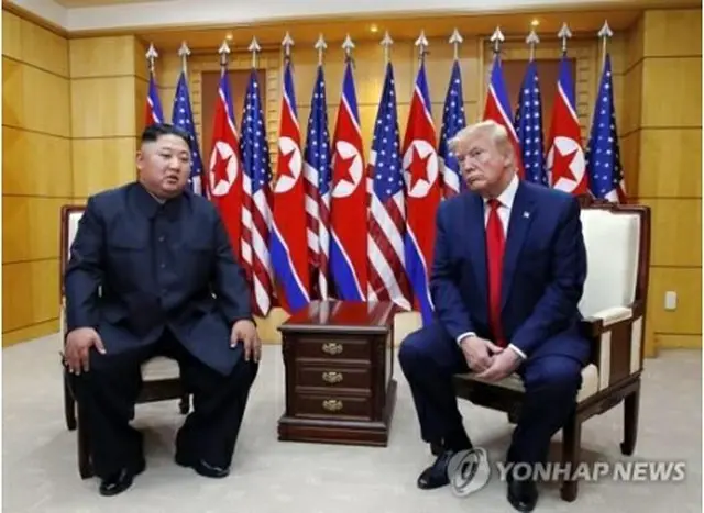 北朝鮮の金正恩（キム・ジョンウン）国務委員長（朝鮮労働党委員長、左）とトランプ米大統領（資料写真）＝（聯合ニュース）