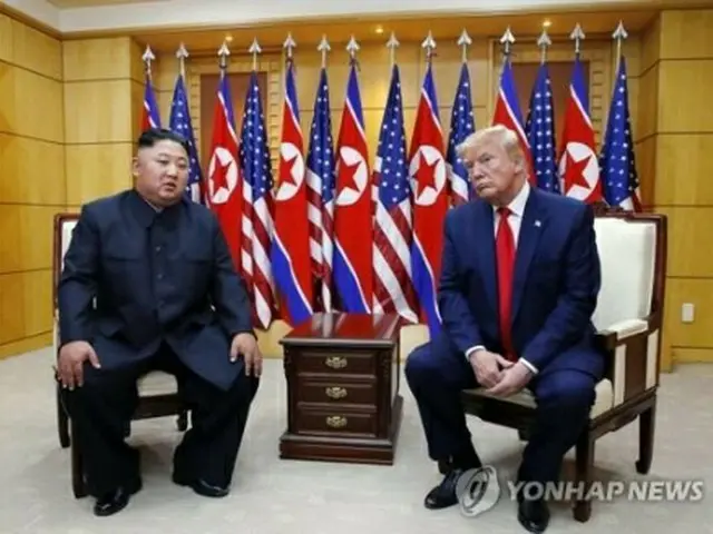 北朝鮮の金正恩（キム・ジョンウン）国務委員長（朝鮮労働党委員長、左）とトランプ米大統領（資料写真）＝（聯合ニュース）