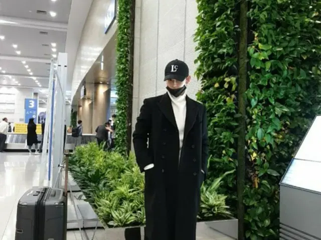 韓国俳優イム・シワン（ZE:A）が、オールブラックの空港ファッションが話題になっている。（写真提供:OSEN）